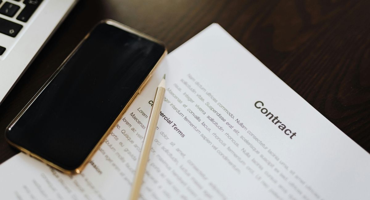 Gros plan sur un document contractuel et un stylo