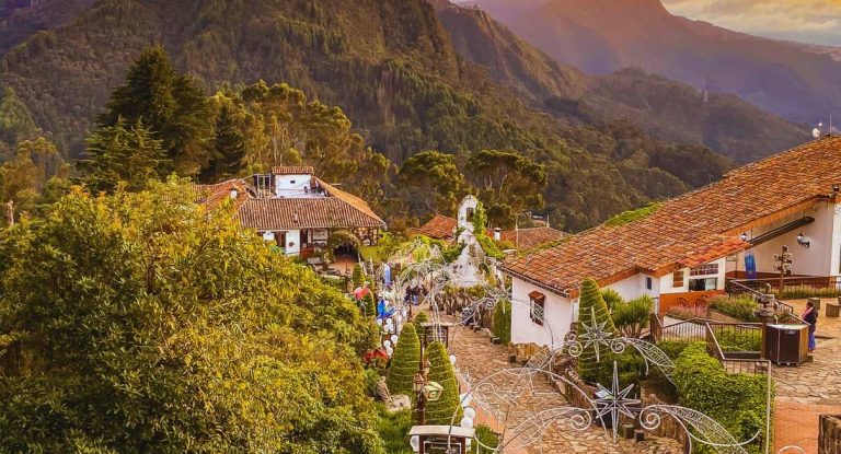 Paysage de Bogota et des Andes vu depuis Montserrate en Colombie