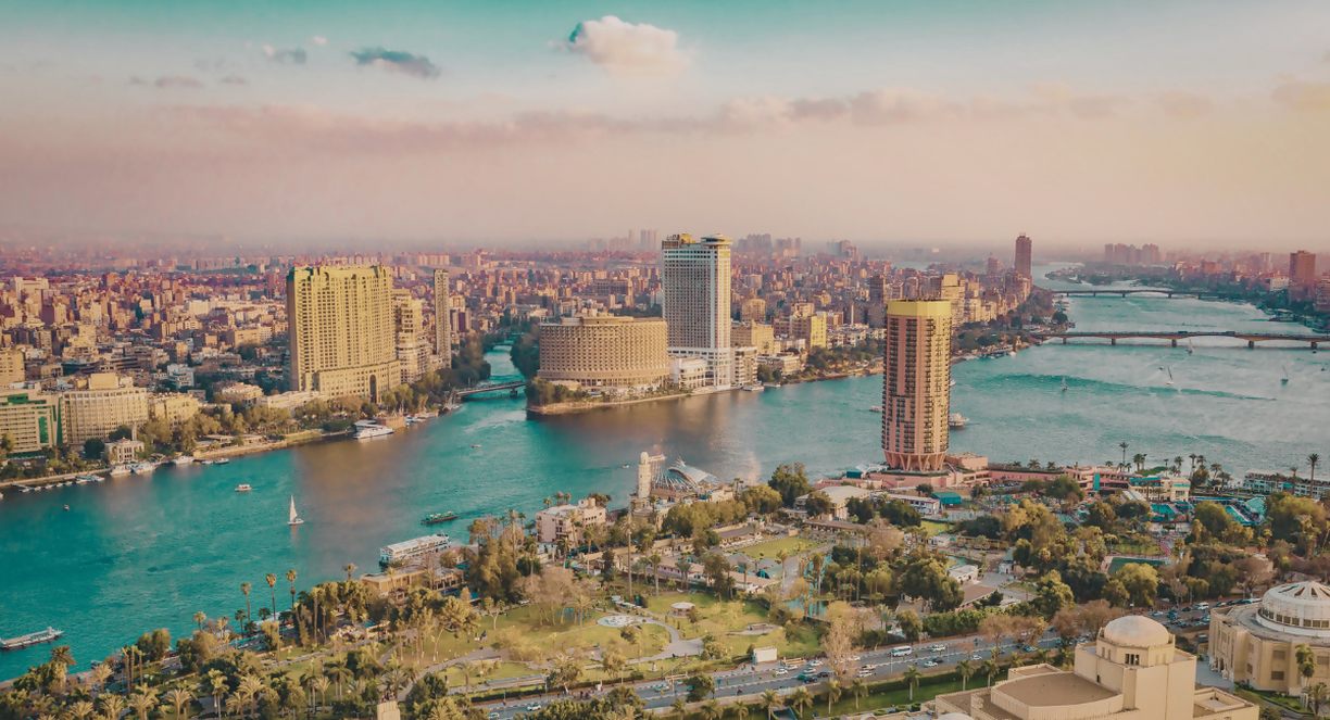 Vue aérienne panoramique du Caire avec le Nil au coucher du soleil