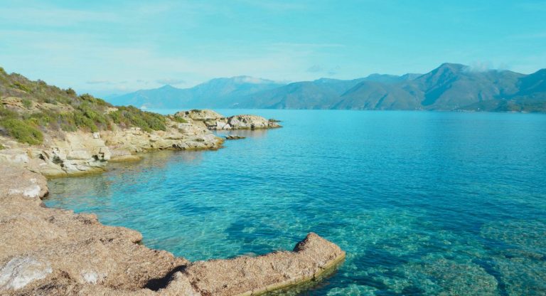 Cote rocheuse et mer turquoise de Patrimonio en Corse
