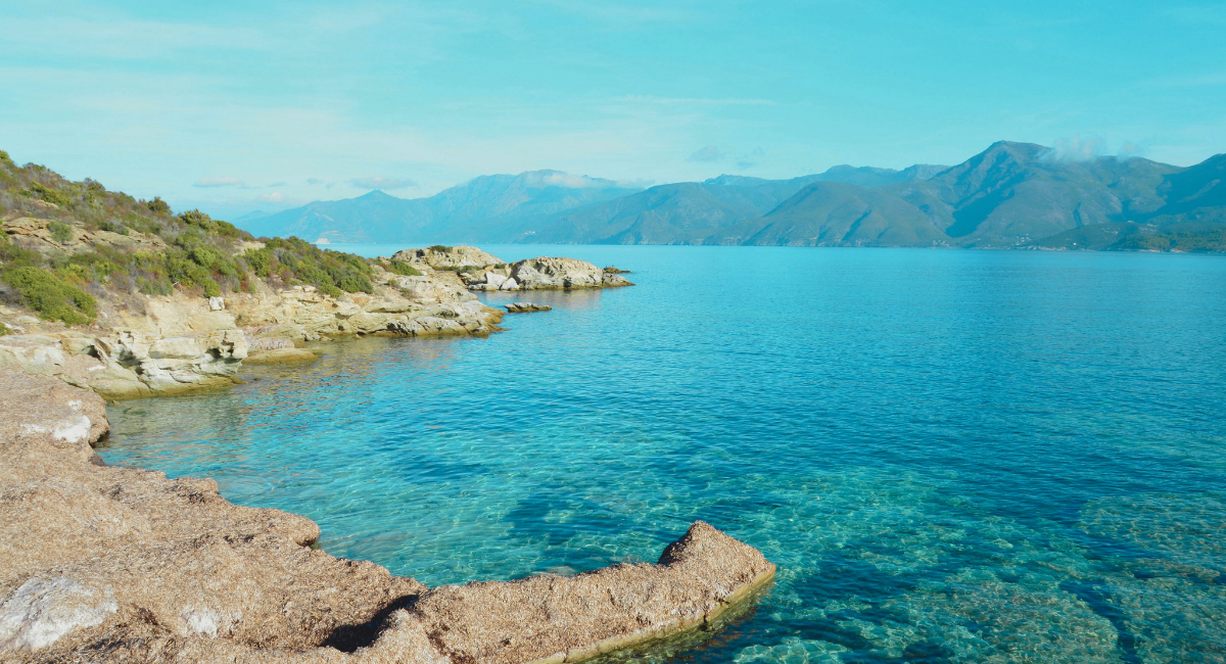 Cote rocheuse et mer turquoise de Patrimonio en Corse