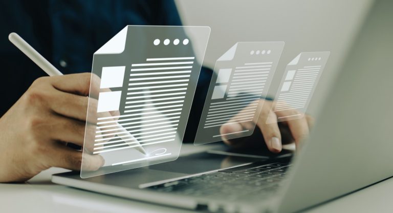 Personne signant des documents juridiques numériques sur ordinateur portable avec stylet