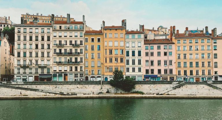 Immeubles colores le long de la Saone a Lyon, vue emblematique de la ville