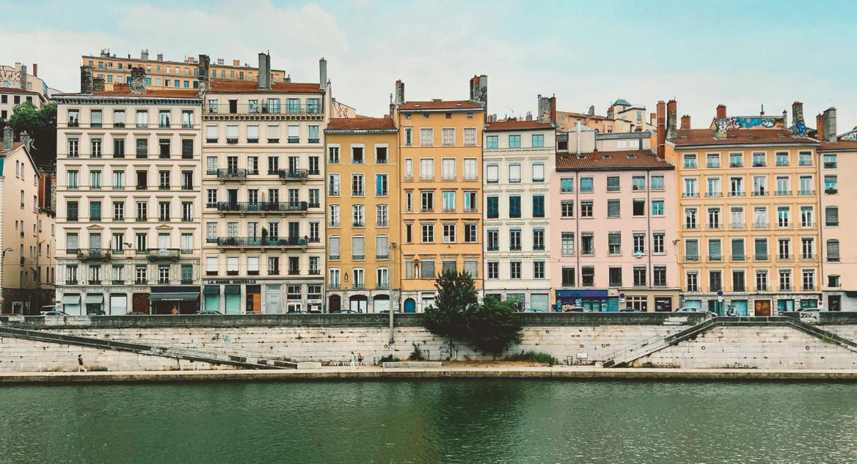 Immeubles colores le long de la Saone a Lyon, vue emblematique de la ville