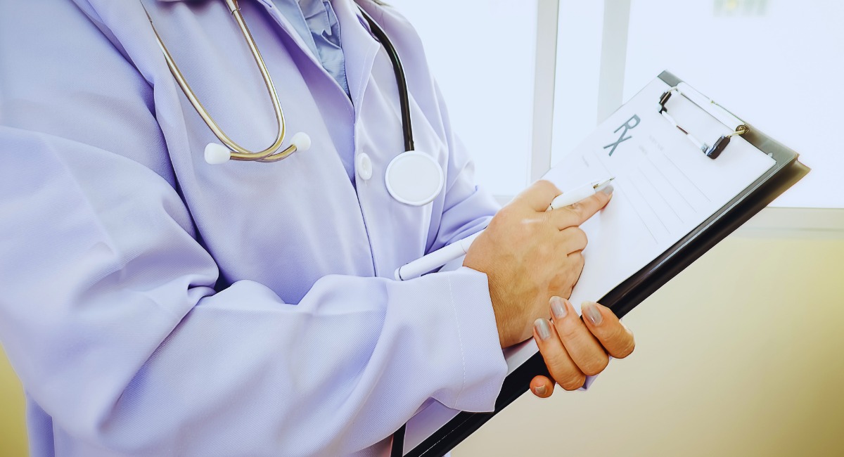 Soignant en blouse avec stethoscope, concerne par la prime Segur a l'hopital