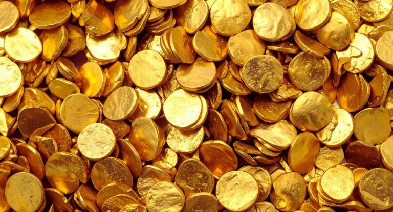 Multitude de pieces d'or empilees evoquant un tresor et la monnaie de collection