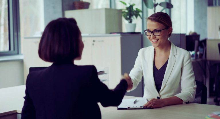 Poignee de main entre deux professionnels dans un bureau moderne, symbole de partenariat