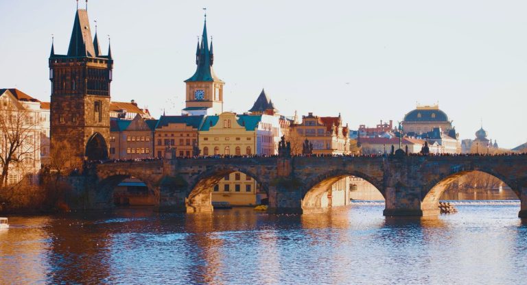 Vue du pont Charles et de la vieille ville de Prague en Tchequie