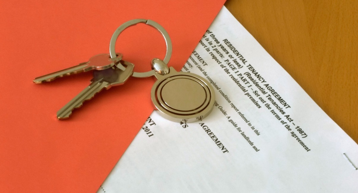 Trousseau de clés posé sur un contrat de bail résidentiel pour illustrer le quittancement locatif