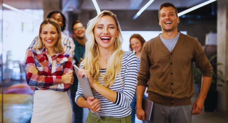 Equipe de salaries souriants et epanouis dans un bureau moderne