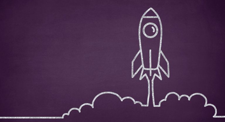 Illustration d'une fusée sur tableau noir symbolisant le lancement d'une startup