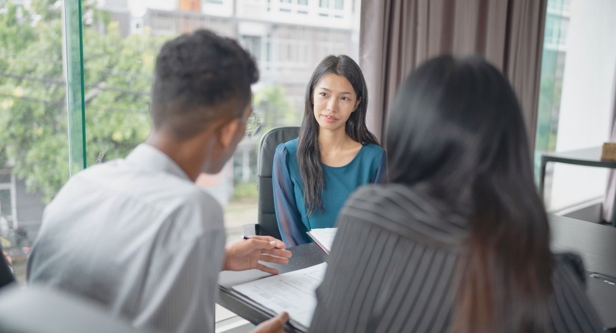 Candidate face a deux recruteurs lors d un entretien d embauche, un CV pose sur la table